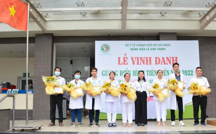 Điều dưỡng, CKI Nguyễn Thị Chuyên, Phó Chủ tịch công đoàn bệnh viện trao giải Hội thi thanh lịch