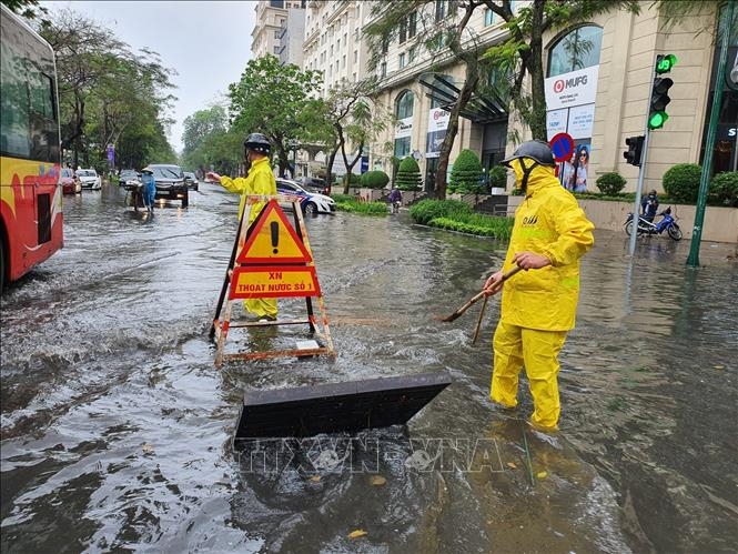 Nhiều tuyến đường Hà Nội ngập do mưa lớn