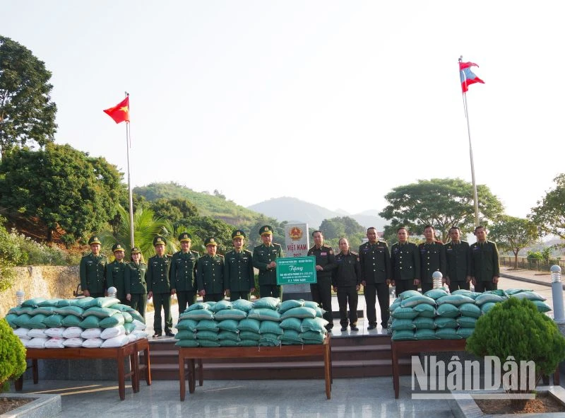 Trao tặng gạo cho lực lượng bảo vệ biên giới nước bạn Lào