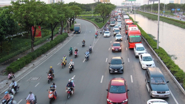 [Ảnh] Thành phố Hồ Chí Minh: Người dân lỉnh kỉnh đồ đạc về quê nghỉ Tết Dương lịch, cửa ngõ phía tây đông đúc