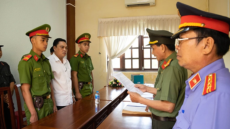 Bắt tạm giam Giám đốc Văn phòng Đăng ký đất đai tỉnh Hậu Giang