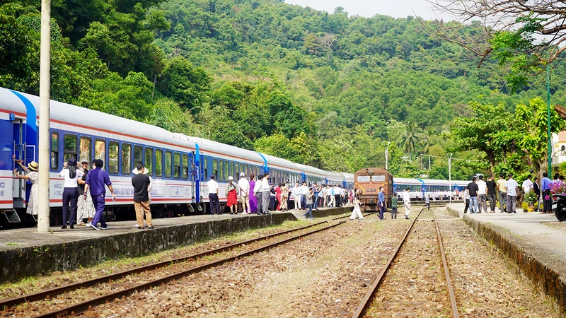 Dịp nghỉ lễ 30/4, giá vé máy bay, tàu hỏa tăng cao