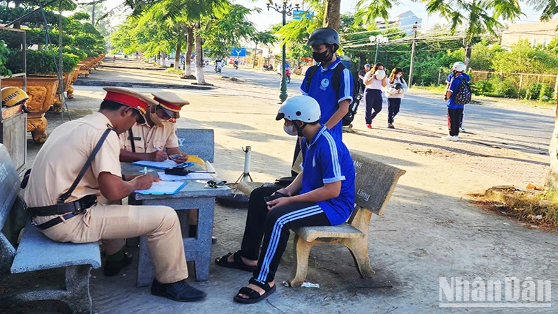 Học sinh vi phạm giao thông sẽ thông báo về nhà trường