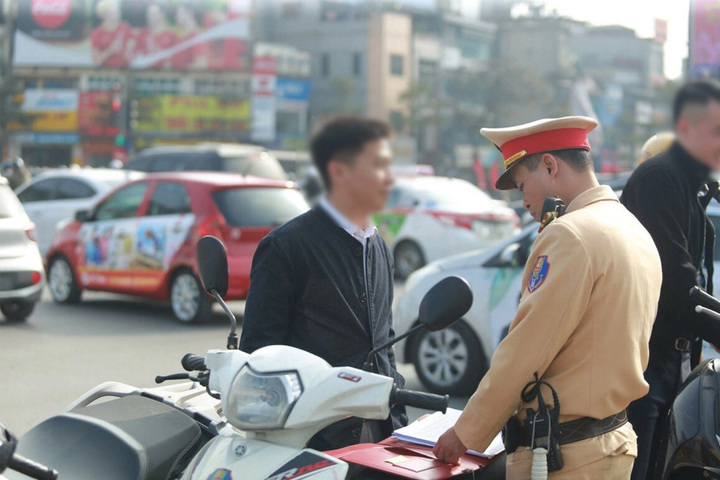 Cảnh sát giao thông có được kiểm tra ví, cốp xe của lái xe?