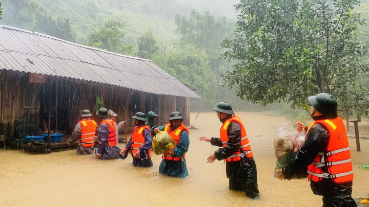 Vừa gồng mình chống bão, người dân miền Trung lại tất tả chạy lụt