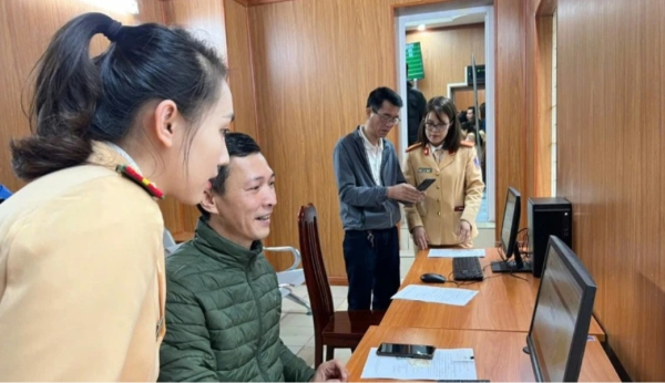 Thuận lợi cấp, đổi giấy phép lái xe trong ngày đầu ngành Công an tiếp nhận nhiệm vụ