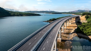 [Ảnh] Tuyệt đẹp tuyến đường cao tốc Vũng Áng-Bùng trước ngày thông xe