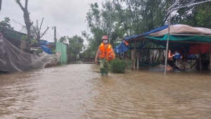 Nghệ An: Hàng chục hộ dân phải sơ tán khẩn cấp vì nước sông Lam dâng cao