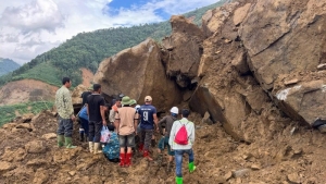 Lào Cai: Khẩn trương cứu hộ xe ô-tô chở 3 người bị vùi lấp