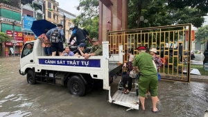 Hình ảnh đẹp của cán bộ, chiến sĩ Công an Hà Nội trong mưa bão