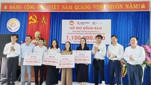 Trao tặng 1,1 tỷ đồng hỗ trợ Quảng Trị khắc phục hậu quả bão số 10