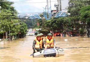 Phó Thủ tướng Trần Hồng Hà thăm hỏi người dân, chỉ đạo khắc phục hậu quả mưa lũ tại tỉnh Cao Bằng