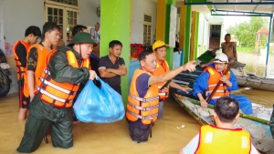 Những suất cơm nghĩa tình nơi ngập lũ