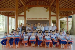  LỄ DÂNG HƯƠNG CÁC ANH HÙNG LIỆT SĨ - TRAO QUÀ TẶNG CÁC CHÁU HỌC SINH TRƯỜNG TIỂU HỌC THANH BÌNH TẠI XÃ LƯƠNG HÒA LẠC TỈNH ĐỒNG THÁP