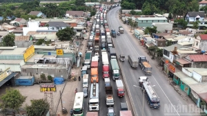 [Ảnh] Kẹt xe nghiêm trọng cả ngày lẫn đêm trên Quốc lộ 51