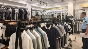 Thu giữ gần 500 sản phẩm thời trang giả mạo nhãn hiệu nổi tiếng tại Hà Nội