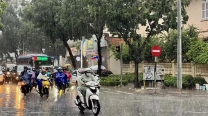 Trong 3 giờ tới, Hà Nội có mưa dông, đề phòng lốc, sét và gió giật mạnh
