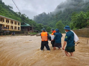 Nghệ An: Lực lượng quân sự xã biên giới vượt lũ vận chuyển suất ăn cho hàng trăm học sinh, giáo viên điểm trường bị cô lập