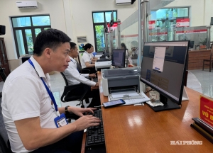 Thêm động lực để công chức cấp xã gắn bó với công việc